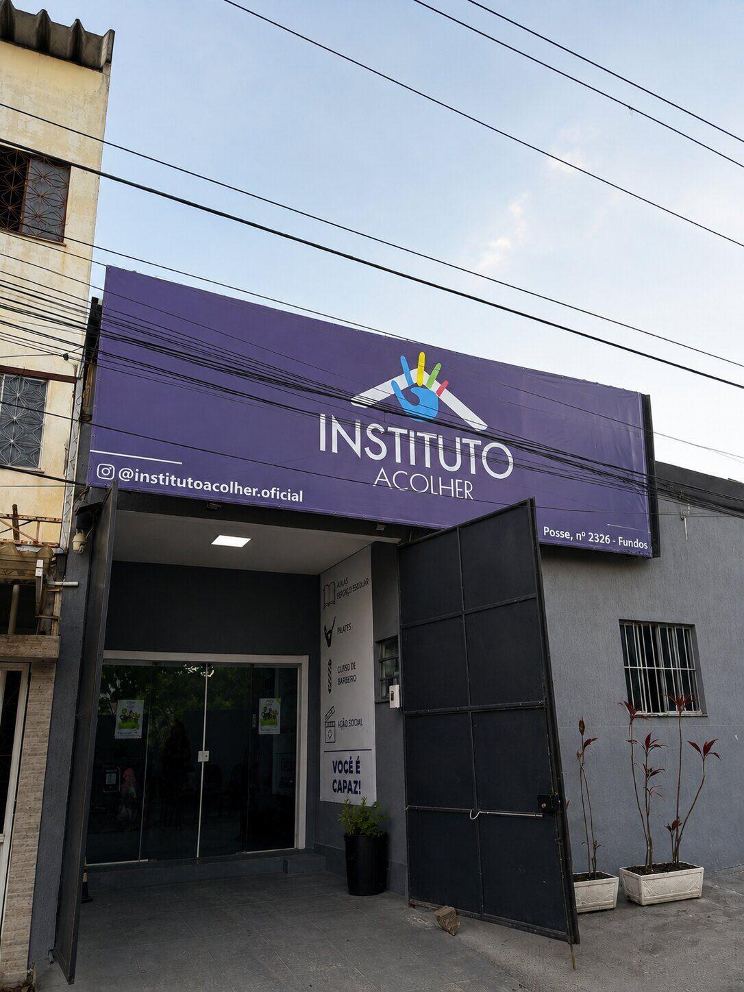 Fachada do Instituto Acolher, na Estrada da Posse, com a logo do Instituto na placa