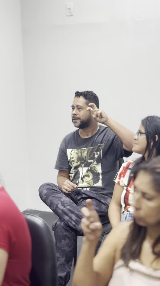 Alunos praticando sinais em sala de aula de Libras